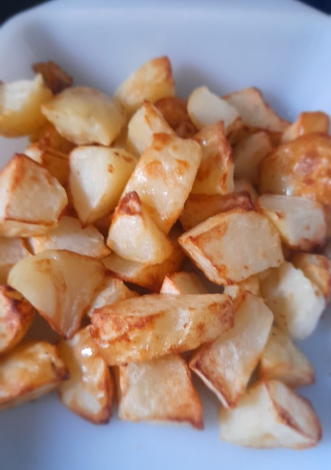 Una foto de Patatas bravas en la freidora de aire