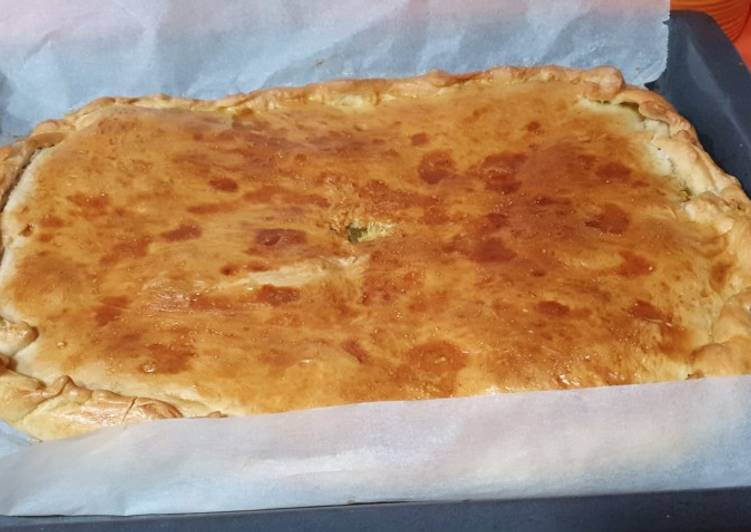 Empanada de hojaldre con jamón y queso
