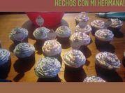 Una foto de cupcakes para cumpleaños