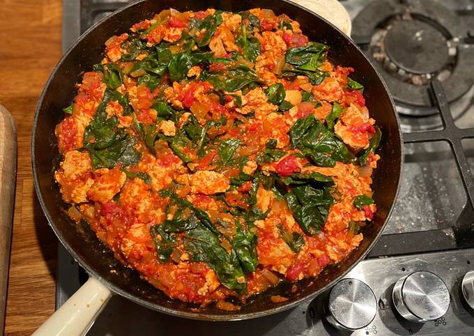 Harissa tofu scramble