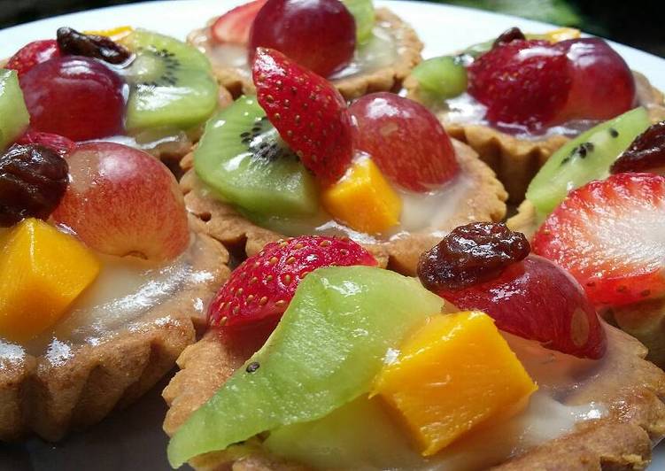 Langkah Mudah untuk Menyiapkan Fruit Pie Mini Cantik 😘 yang Lezat Sekali