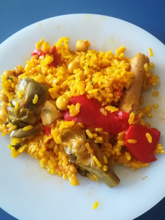 Una foto de Arroz con salchichas, garbanzos y alcachofas