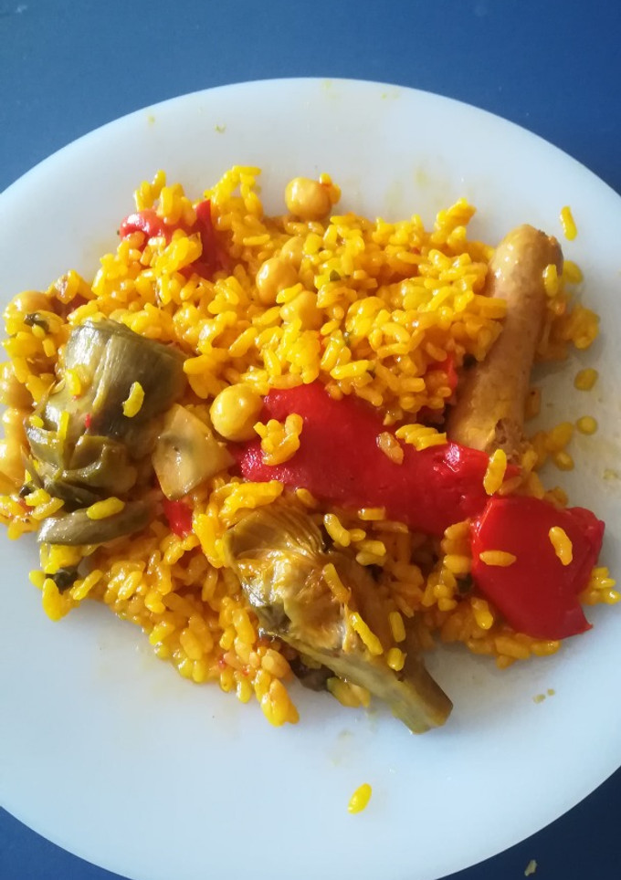 Una foto de Arroz con salchichas, garbanzos y alcachofas