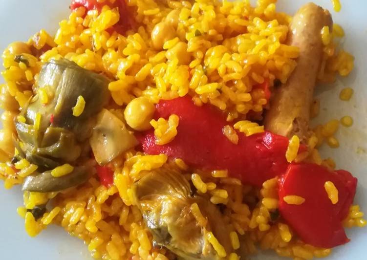 Arroz con salchichas, garbanzos y alcachofas