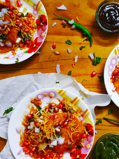 आलू टिक्की चाट (Aloo tikki chaat recipe in Hindi) रेसिपी मुख्य फोटो