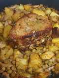 Ariste di maiale con patate, piselli e funghi