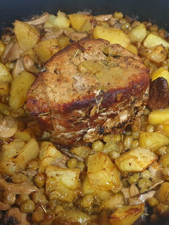 Foto di Ariste di maiale con patate, piselli e funghi