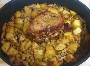 Foto di Ariste di maiale con patate, piselli e funghi