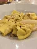 Tortelli ripieni con caprino, pere e noci