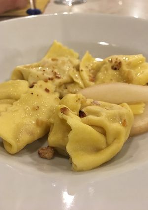 Foto di Tortelli ripieni con caprino, pere e noci