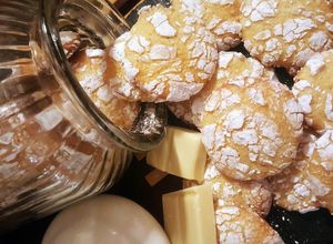 Foto principal de Galletas craqueladas con chocolate blanco y limón