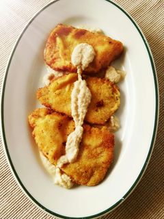 Una foto de Milanesas de lomo adobado con salsa de almendras