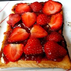 A picture of My Strawberry French toast 🤗🤗🤗.