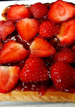 A picture of My Strawberry French toast 🤗🤗🤗.