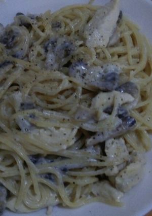 Foto principal de Espaguetis con champiñones y pollo en salsa de leche