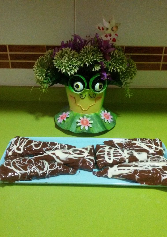 Una foto de Triangulos de chocolate y crema con thermomix
