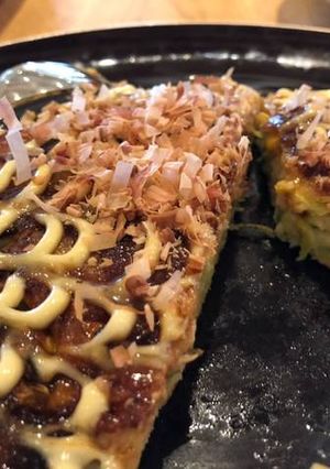 Hình của món Bánh xèo Nhật Bản okonomiyaki (thịt lợn và bắp cải).