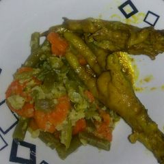 A picture of Mix vegetables & chicken feet.