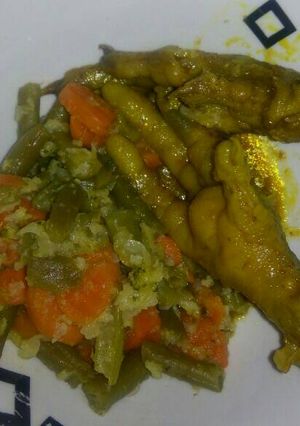 A picture of Mix vegetables & chicken feet.