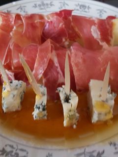Una foto de Melón con jamon y queso Danes con miel