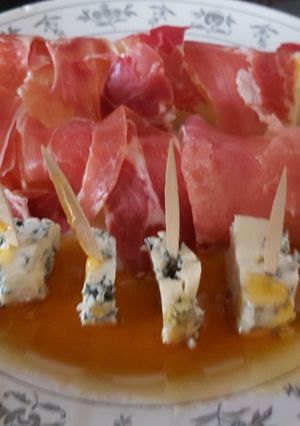 Una foto de Melón con jamon y queso Danes con miel