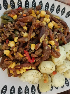 Una foto de Cochayuyo con verduras y papas cocidas