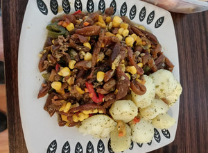 Una foto de Cochayuyo con verduras y papas cocidas