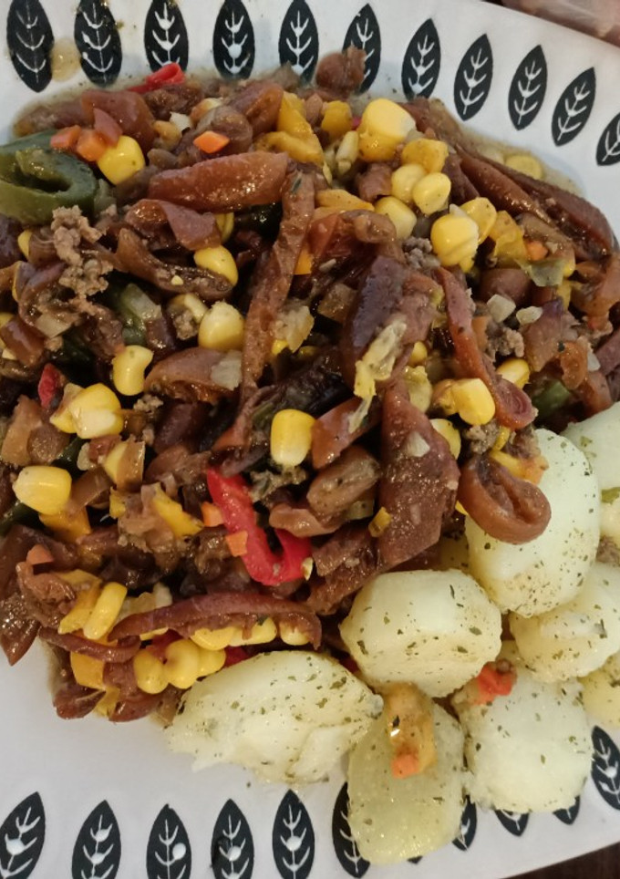 Una foto de Cochayuyo con verduras y papas cocidas