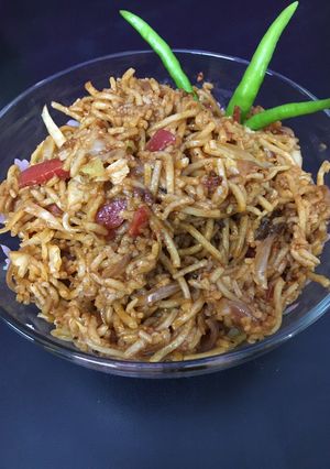 વેજ હક્કા નુડલ્સ (Veg Hakka Noodles Recipe in Gujarati) રેસીપી મુખ્ય ફોટો
