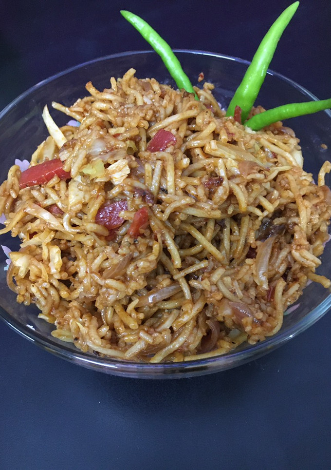 વેજ હક્કા નુડલ્સ (Veg Hakka Noodles Recipe in Gujarati) રેસીપી મુખ્ય ફોટો