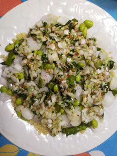 Una foto de Ensalada de quinoa, habas, espárragos y rábanos