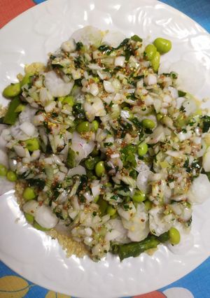 Una foto de Ensalada de quinoa, habas, espárragos y rábanos