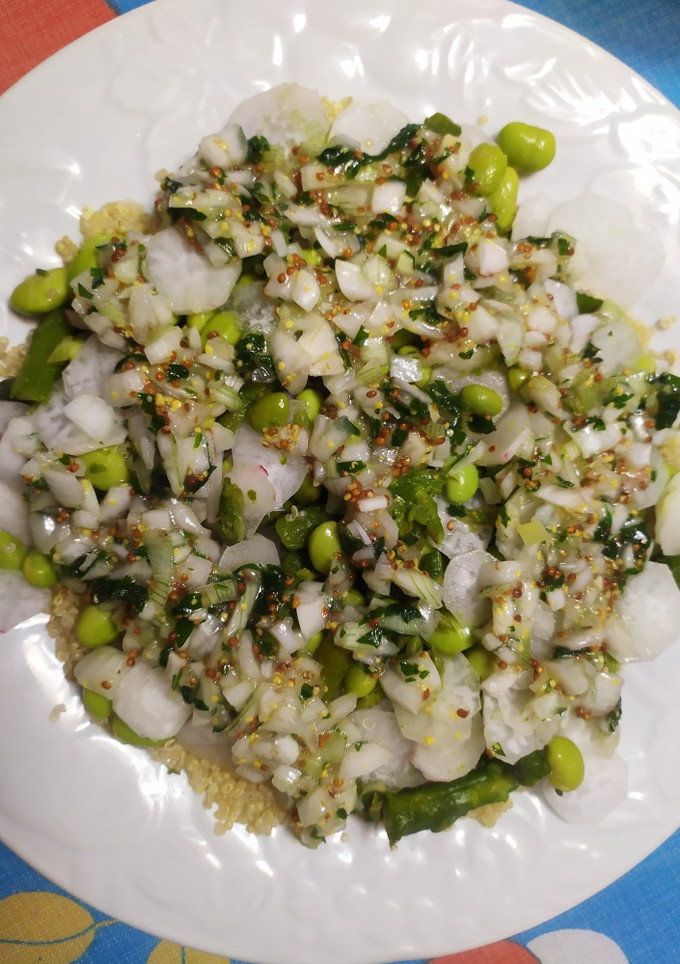 Una foto de Ensalada de quinoa, habas, espárragos y rábanos