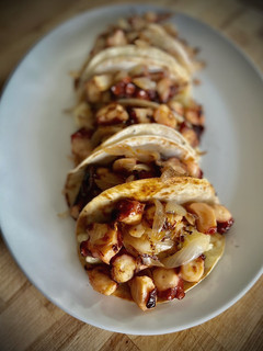 Una foto de Fajitas de pulpo y verduras