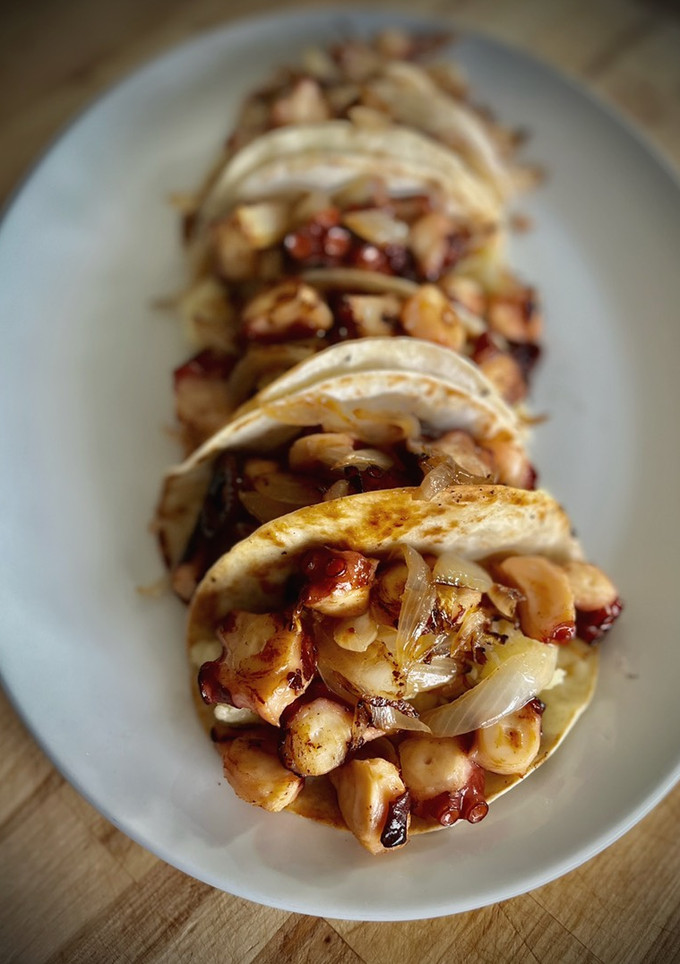 Una foto de Fajitas de pulpo y verduras