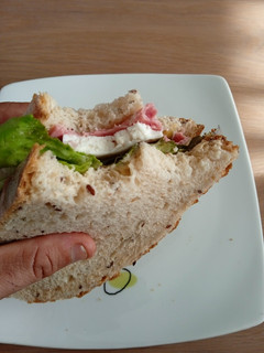 Una foto de Sándwich de mortadela 🥪