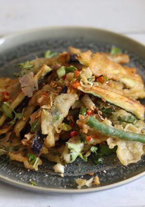 A picture of Sichuan salt and pepper veggies with wok-toasted chilli and garlic 🧄 🌶.