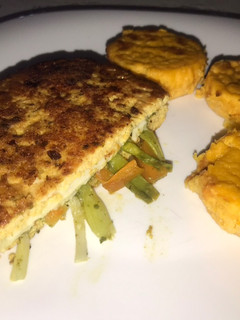 Una foto de Milanesa de pollo rellena de vegetales y queso de cabra