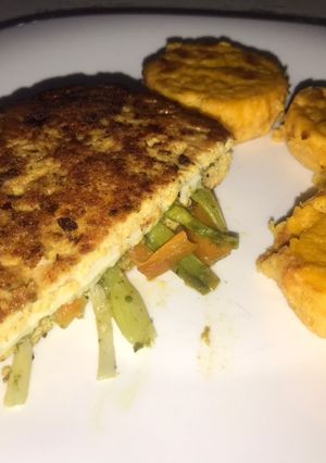 Una foto de Milanesa de pollo rellena de vegetales y queso de cabra