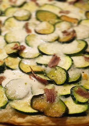 Foto principal de Tarta salada de hojaldre integral con calabacín, mozzarella y anchoas