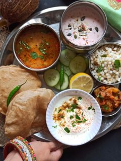 नवरात्रि फलाहारी थाली (navratri falahari thali recipe in Hindi) रेसिपी मुख्य फोटो