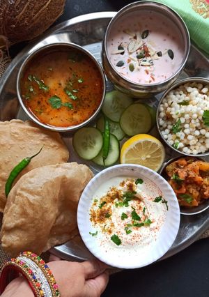नवरात्रि फलाहारी थाली (navratri falahari thali recipe in Hindi) रेसिपी मुख्य फोटो