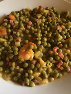 Una foto de Guisantes de Palencia con jamón, gambas y salmorejo