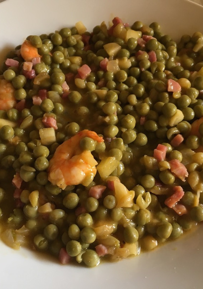 Una foto de Guisantes de Palencia con jamón, gambas y salmorejo