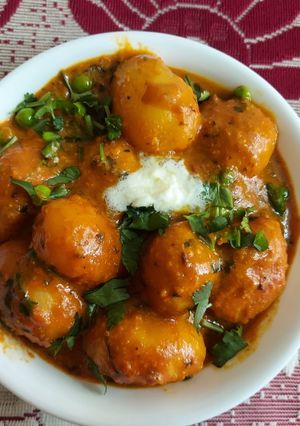 A picture of Malai Dum Aloo with Green Peas.