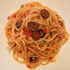 A picture of Spaghetti puttanesca.