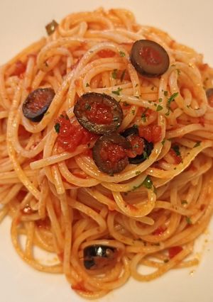 A picture of Spaghetti puttanesca.