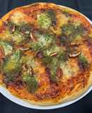 Pizza de gorgonzola y pesto