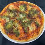 Pizza de gorgonzola y pesto