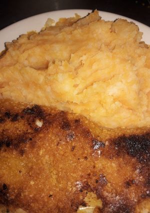 Una foto de Milanesas de filet de pescado, y puré de papas y calabaza